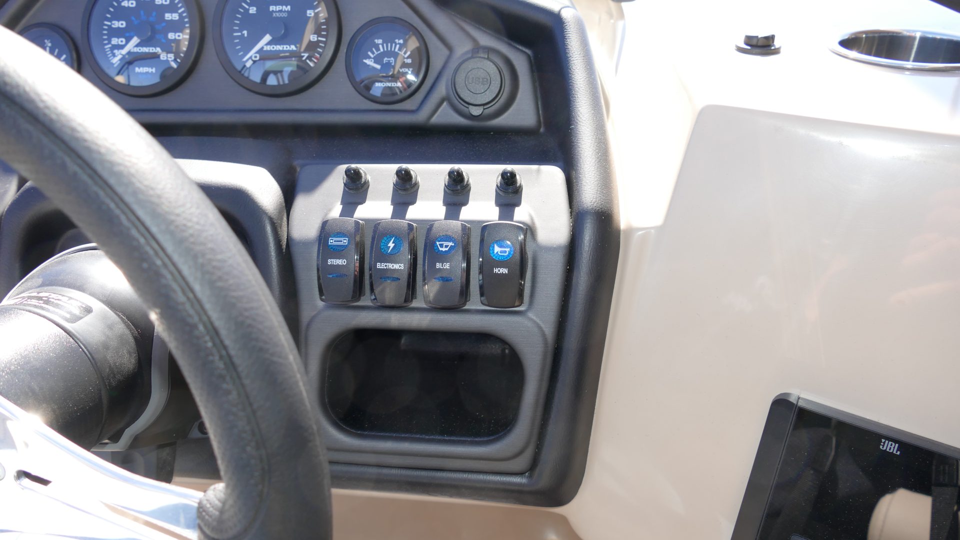 2025 Bentley Pontoons Legacy 223 Swingback - Image 14