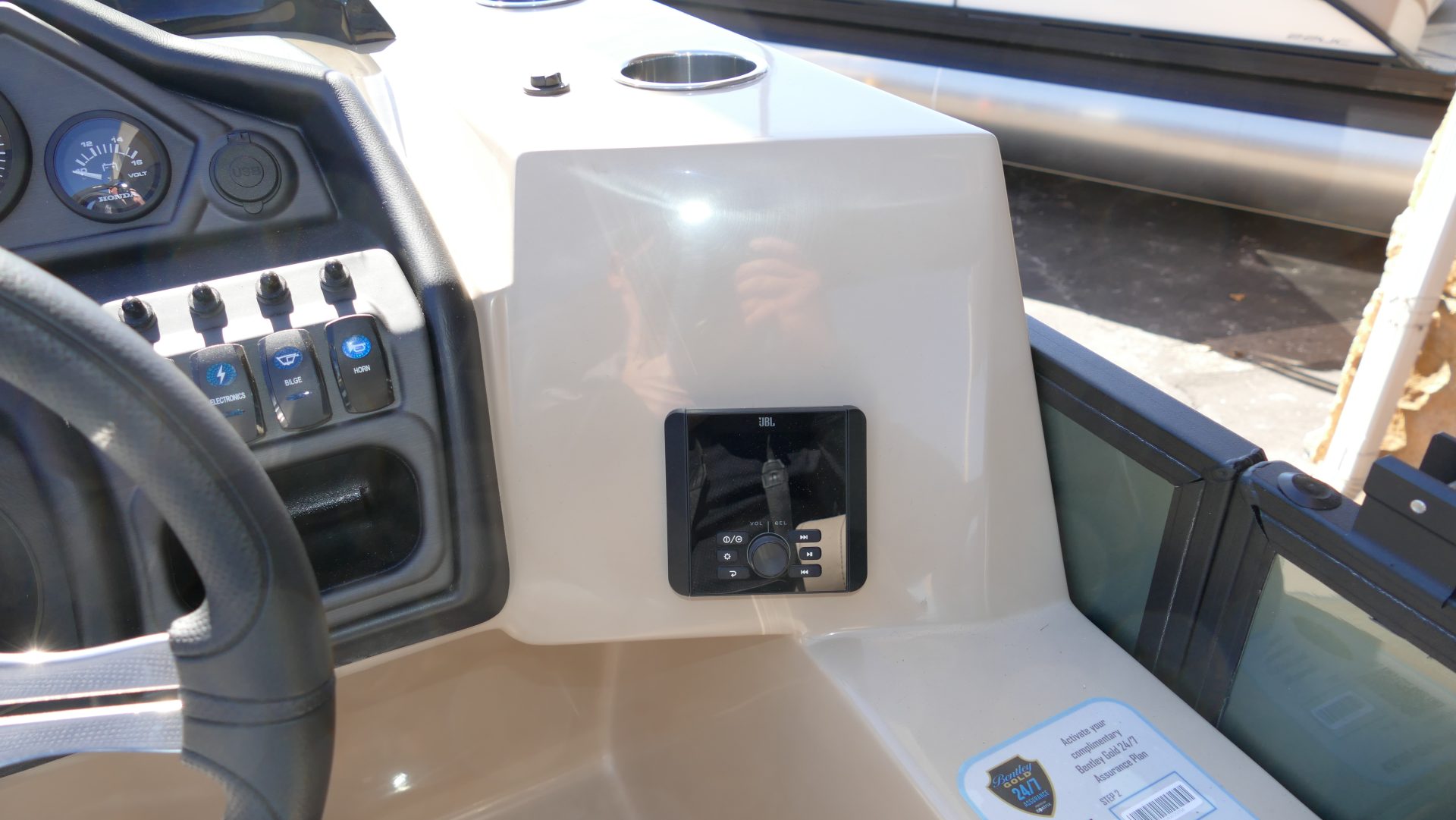 2025 Bentley Pontoons Legacy 223 Swingback - Image 15