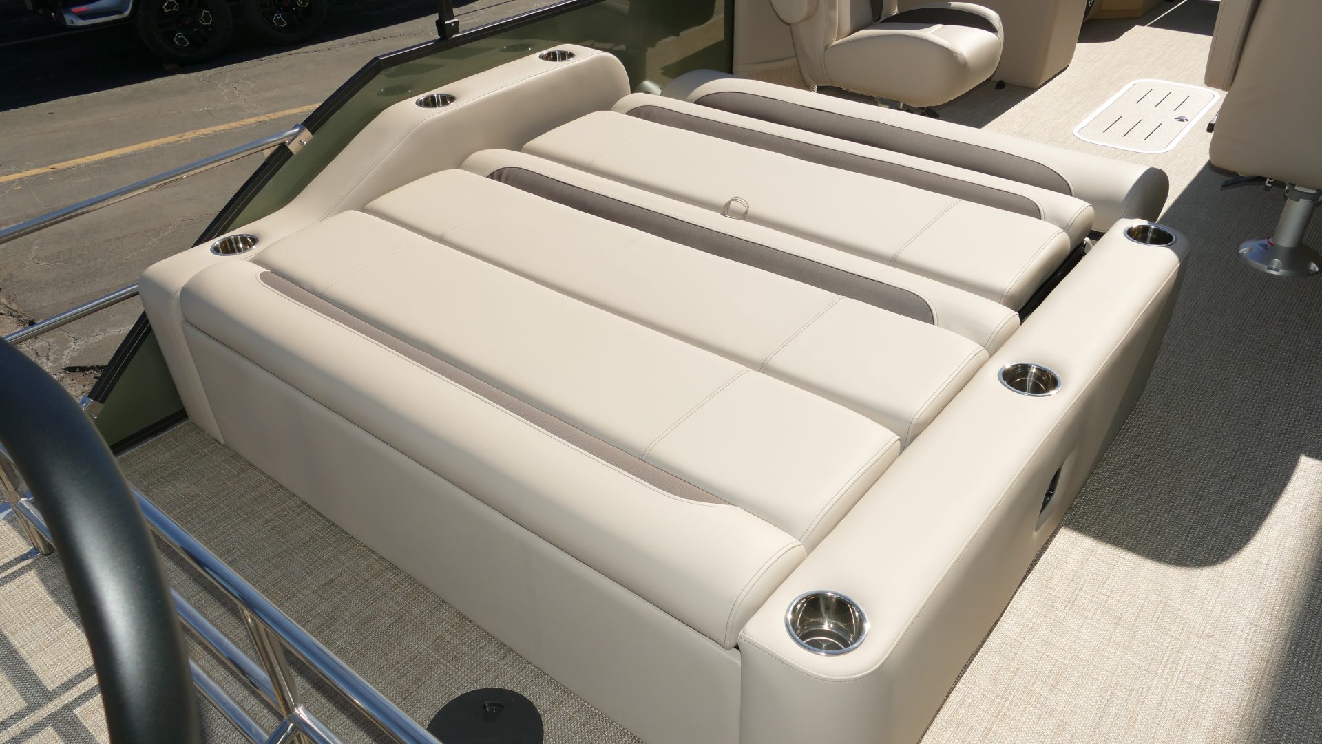 2025 Bentley Pontoons Legacy 223 Swingback - Image 24
