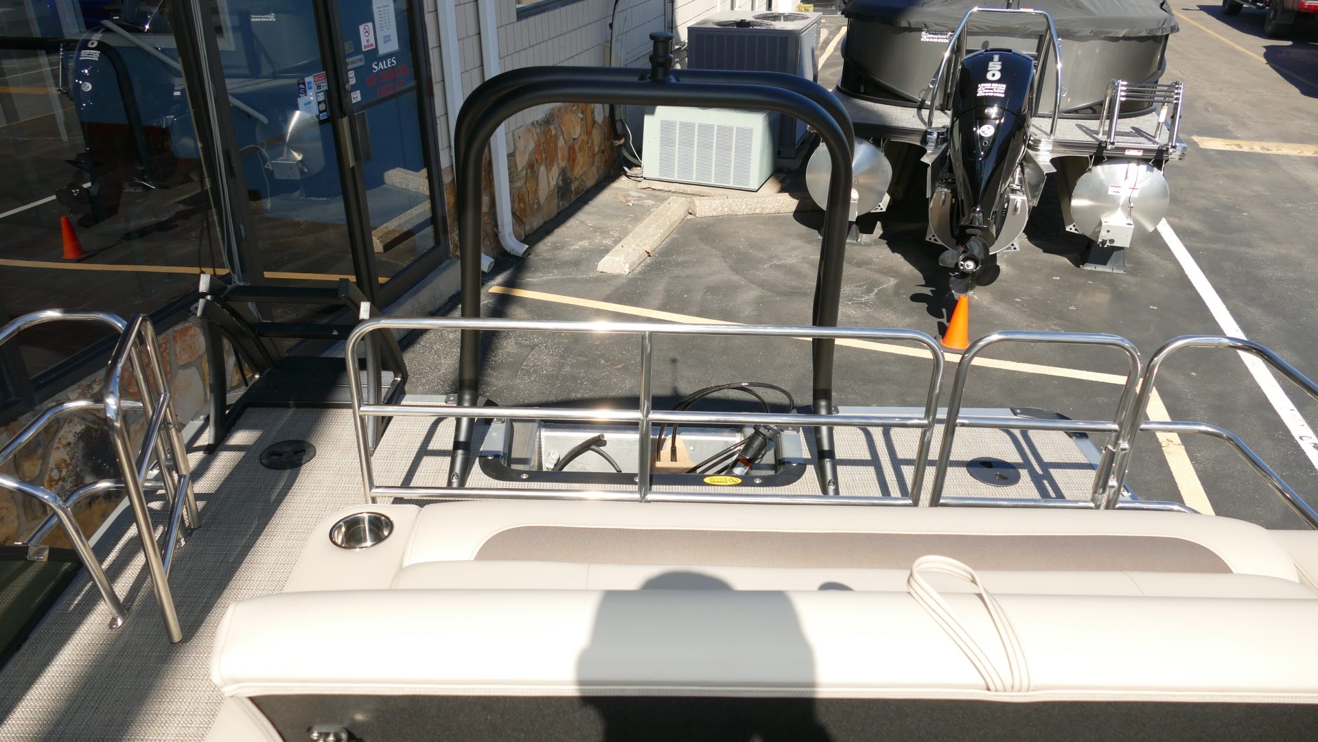 2025 Bentley Pontoons Legacy 223 Swingback - Image 26