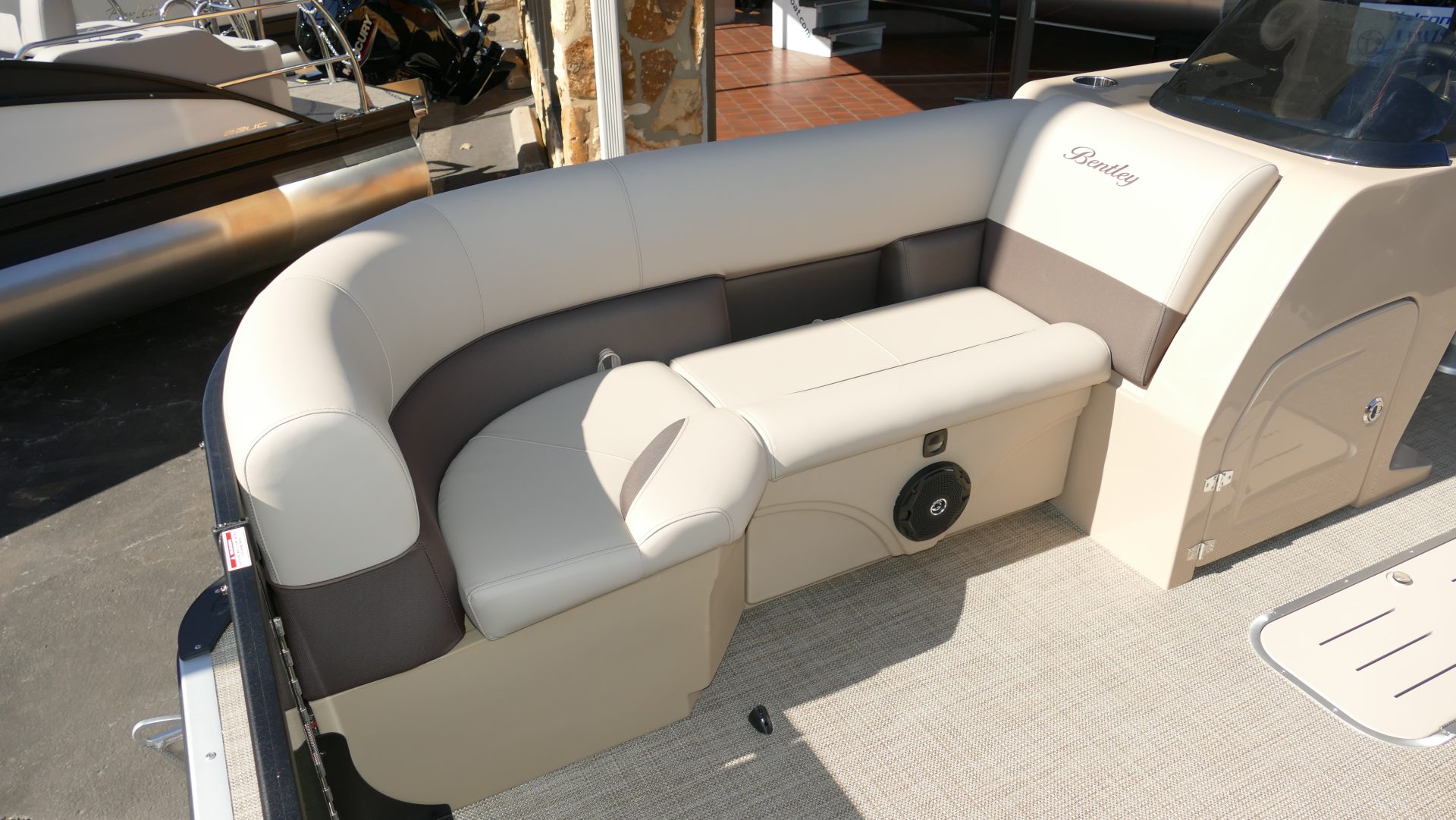2025 Bentley Pontoons Legacy 223 Swingback - Image 32